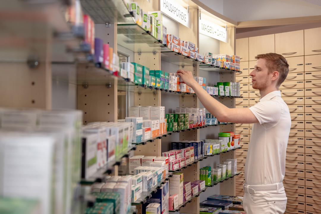 Apotheker bei Produktauswahl